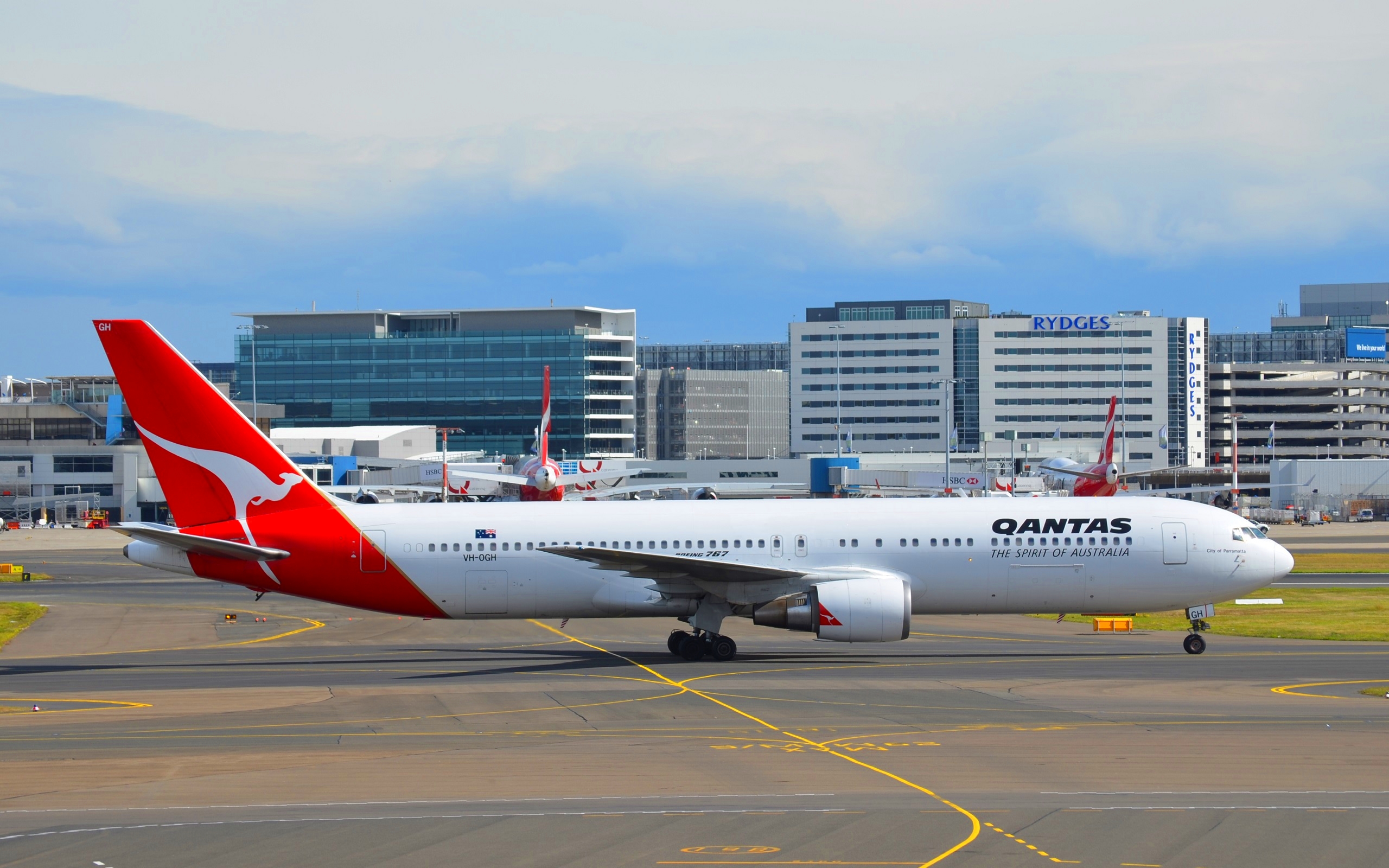 Aircraft Airplane Airport Boeing Passenger Plane Qantas Vehicle 2560x1600