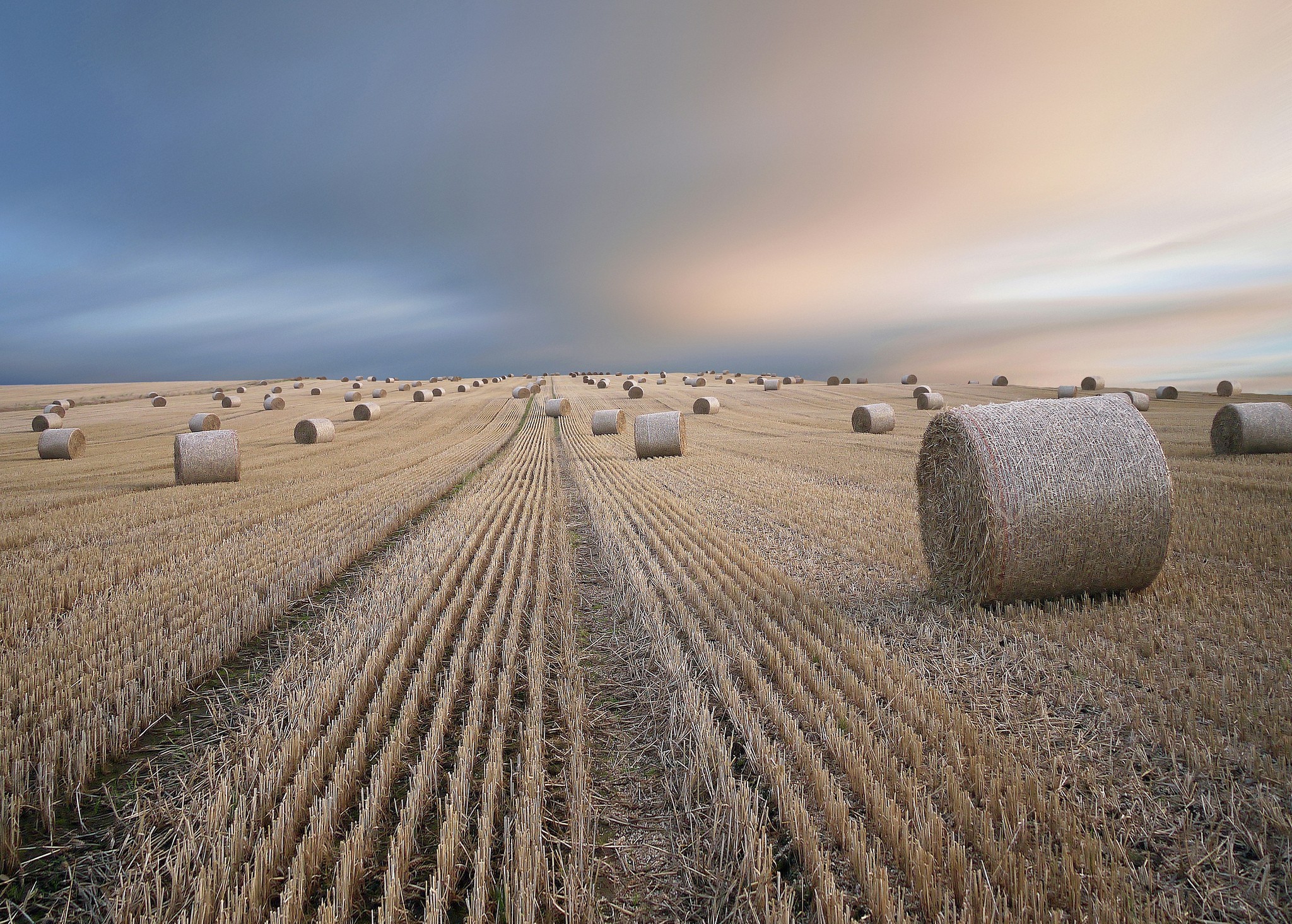 Haystack Stubble Field 2048x1465