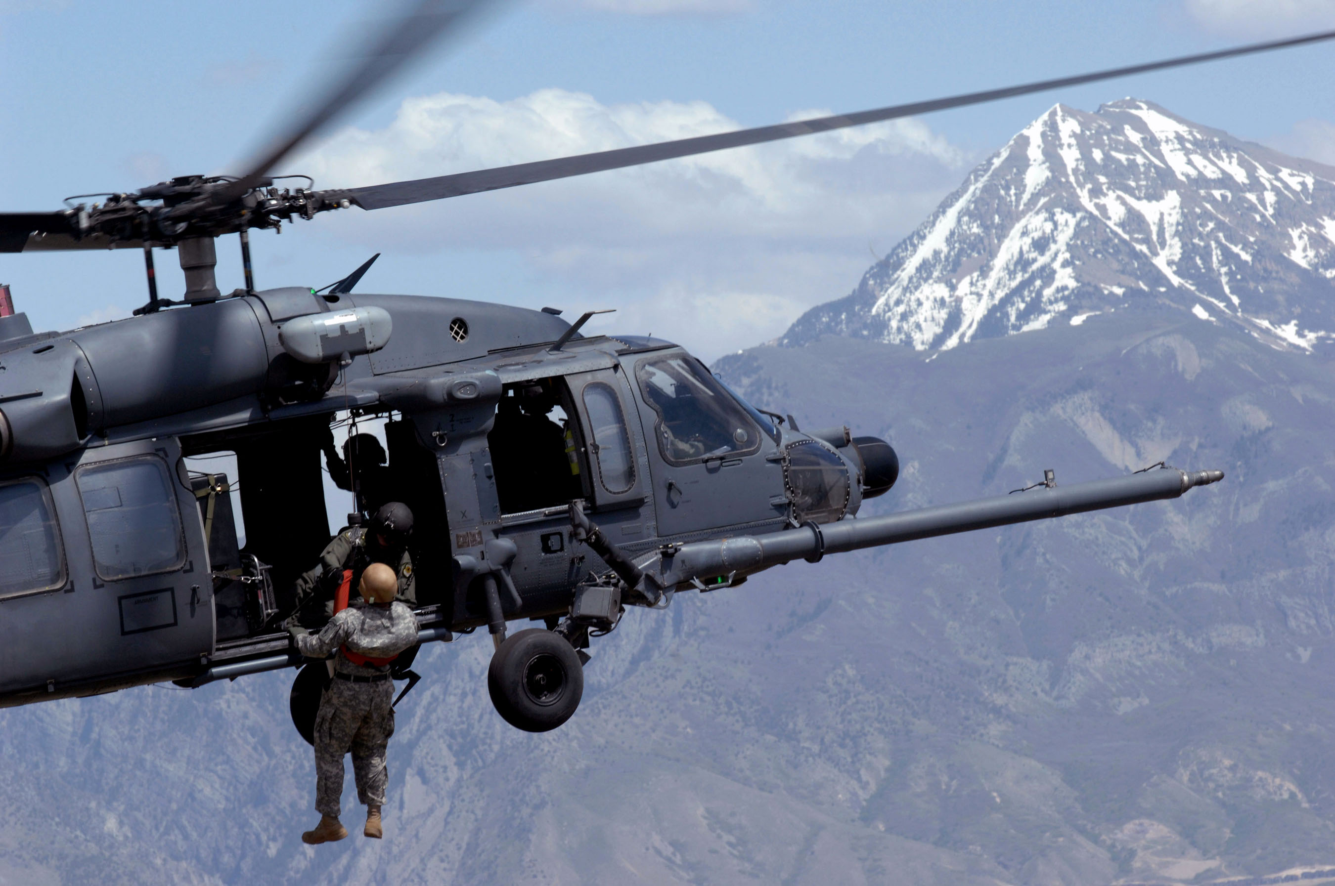 Military Sikorsky HH 60 Pave Hawk 2700x1793