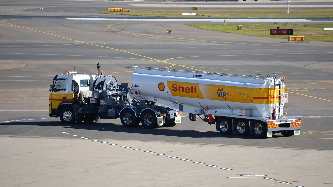 Airport Refueler Tanker Vehicle 1366x768