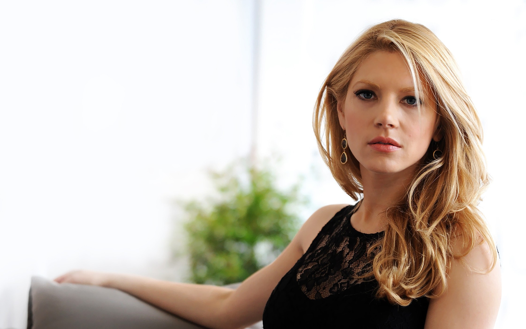 Katheryn Winnick 2240x1400