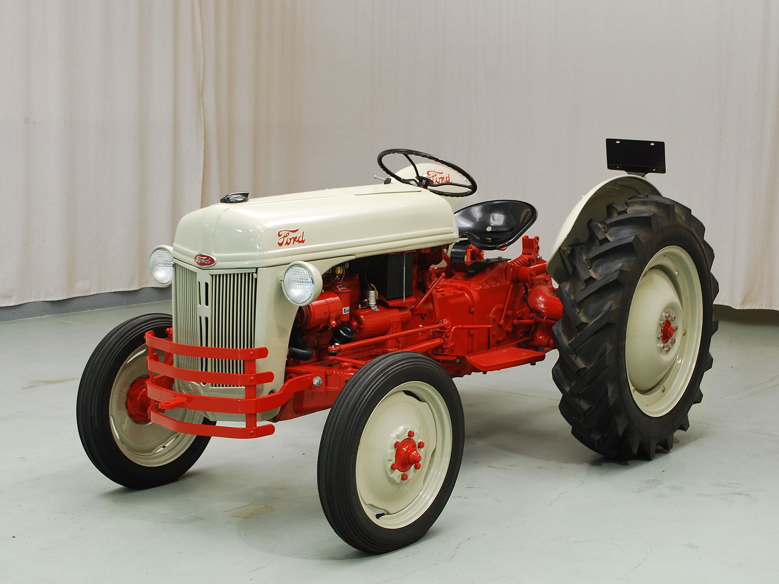 Ford Tractor 1600x1200