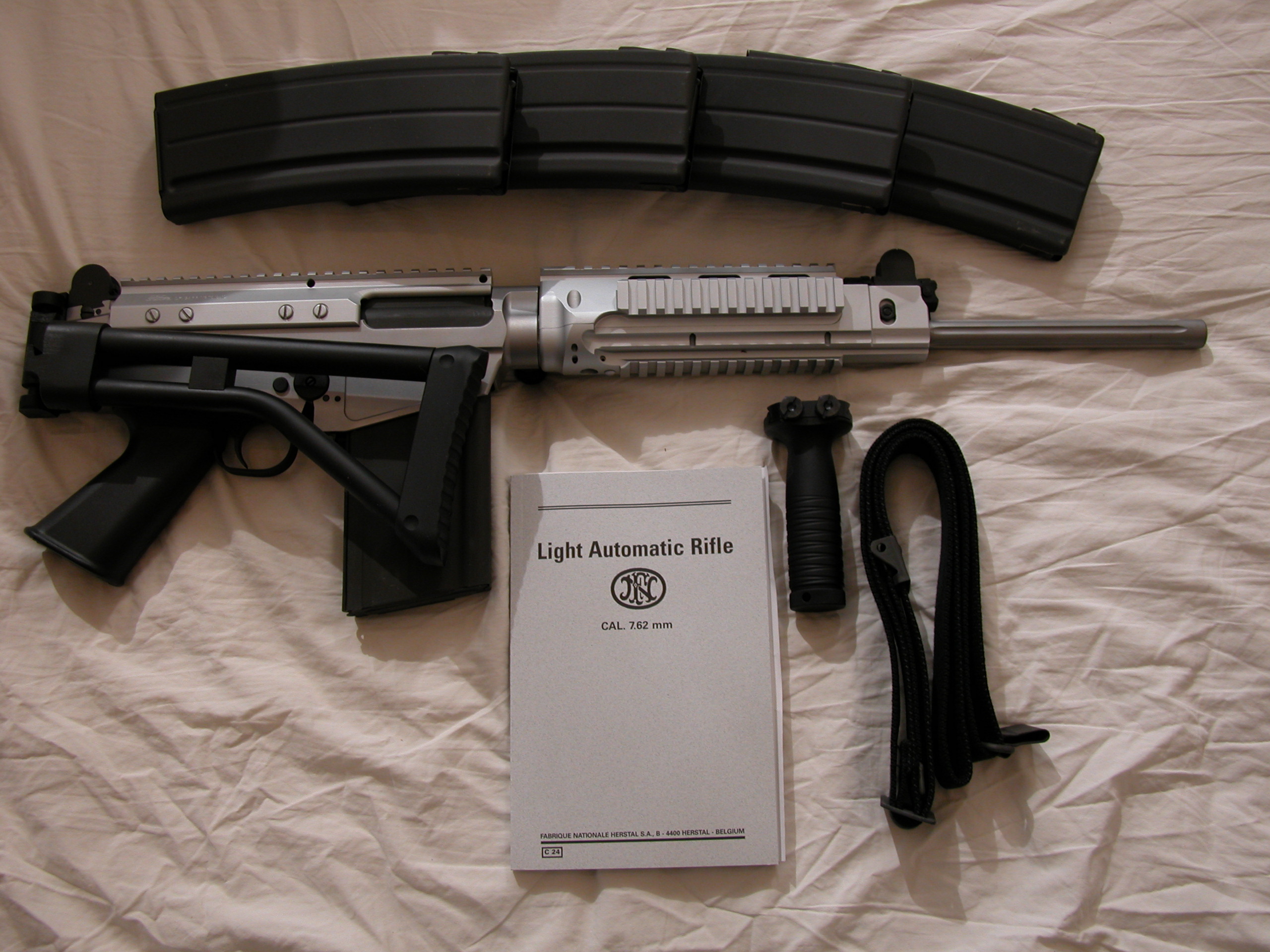 Weapons Submachine Gun 2560x1920
