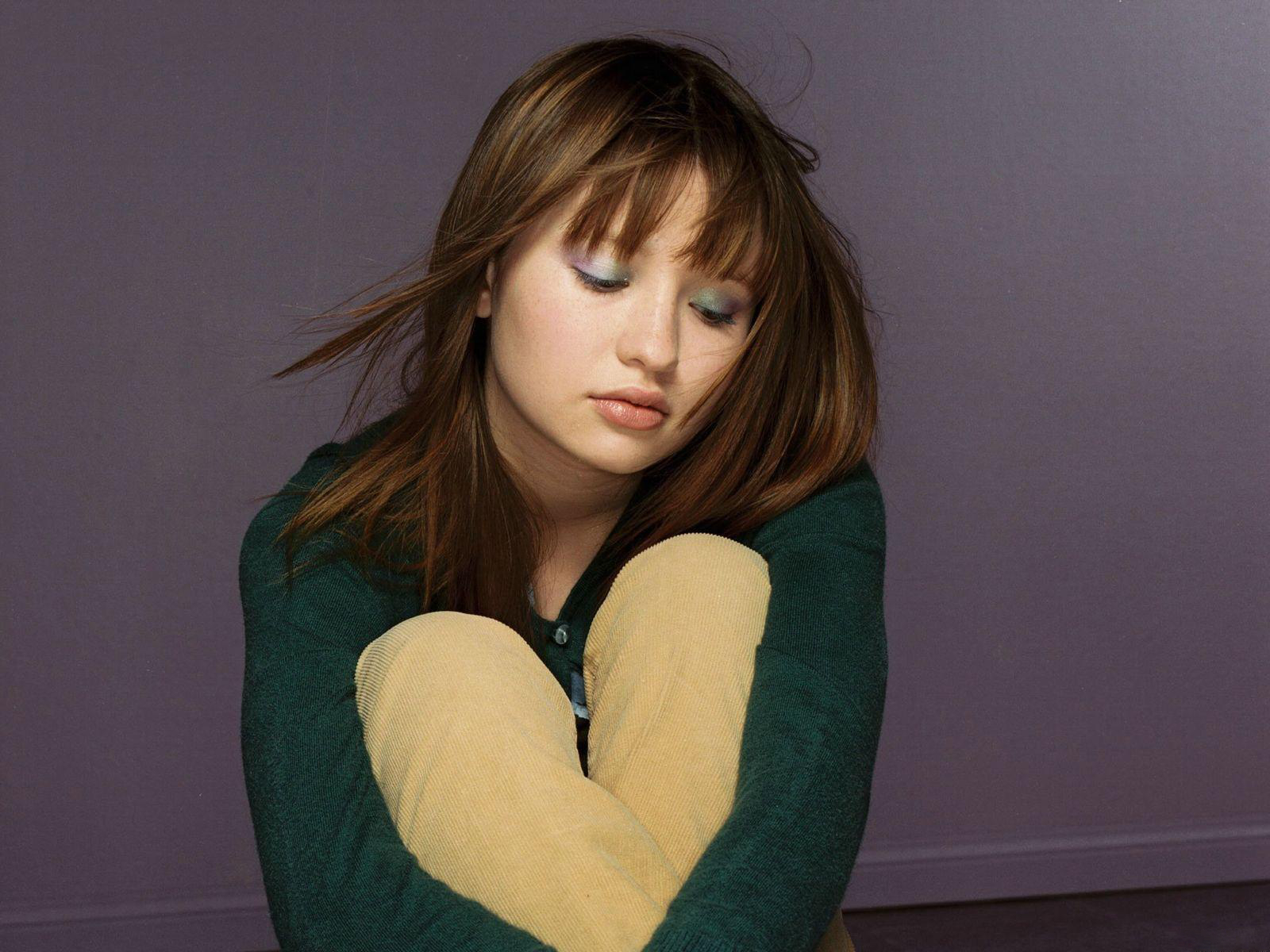 Emily Browning 1600x1200