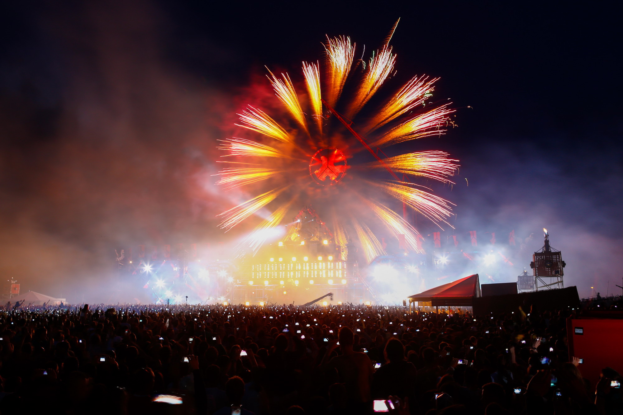 Concert Crowd Fireworks Light Music Night Rave 2000x1333