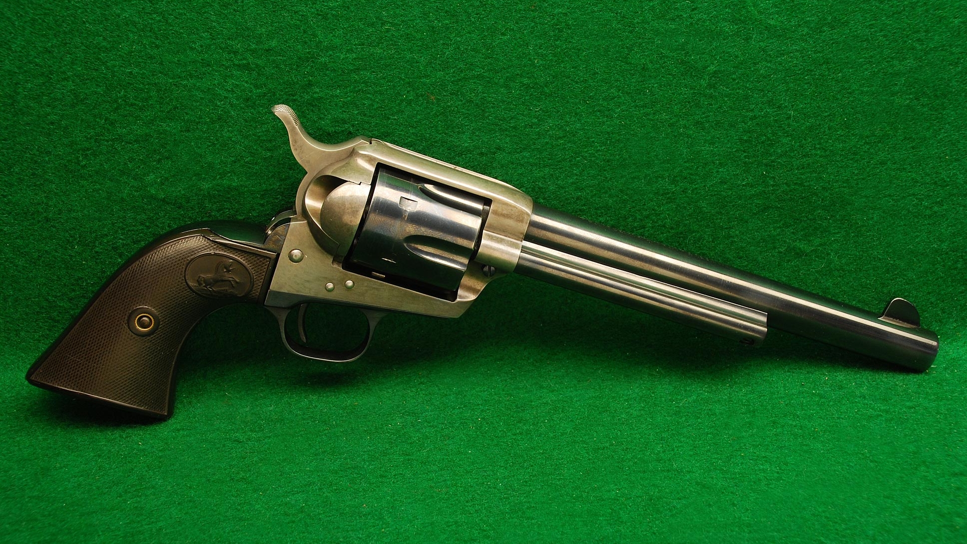 Weapons Colt Revolver 1936x1089