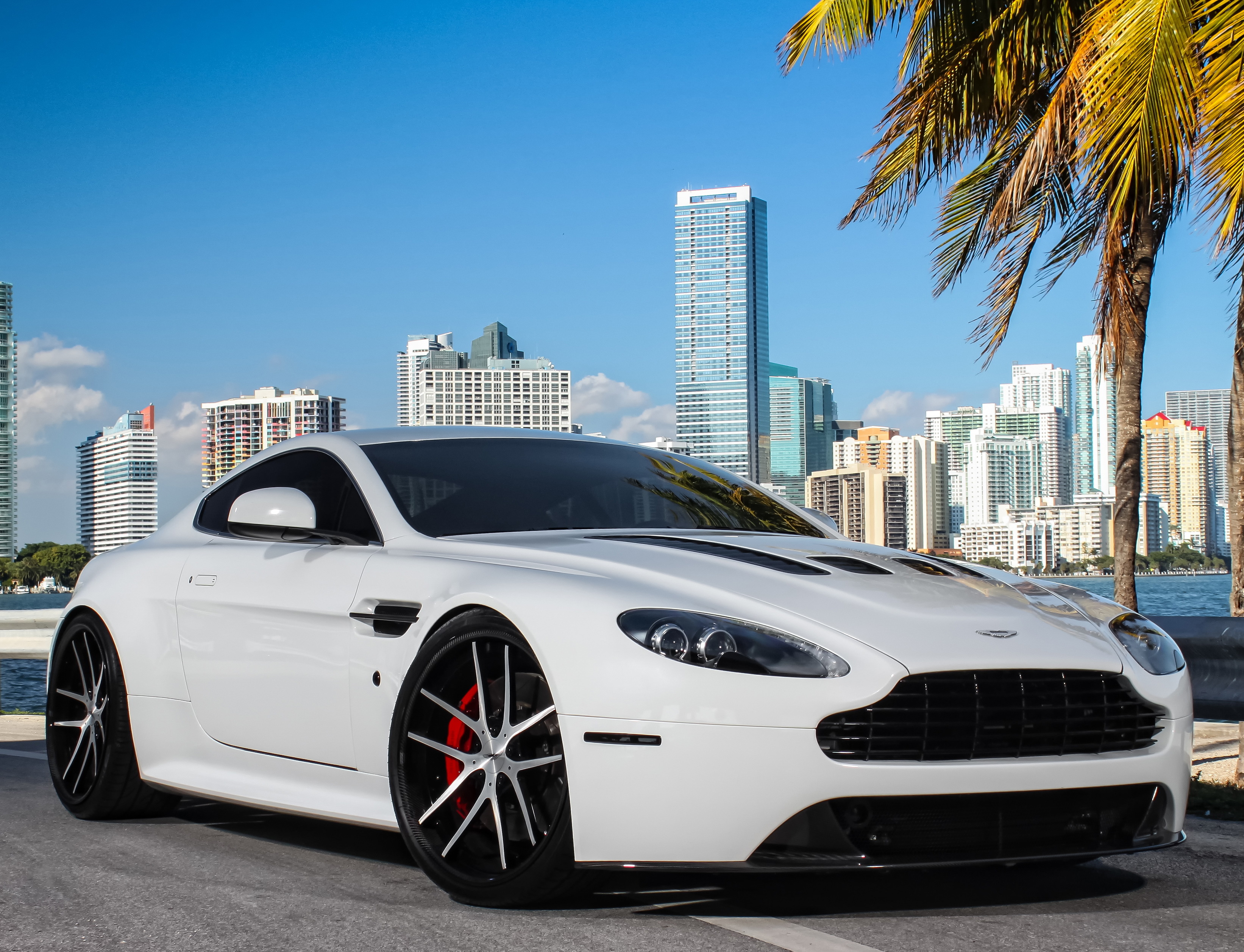 Vehicles Aston Martin V12 Vantage 3285x2514