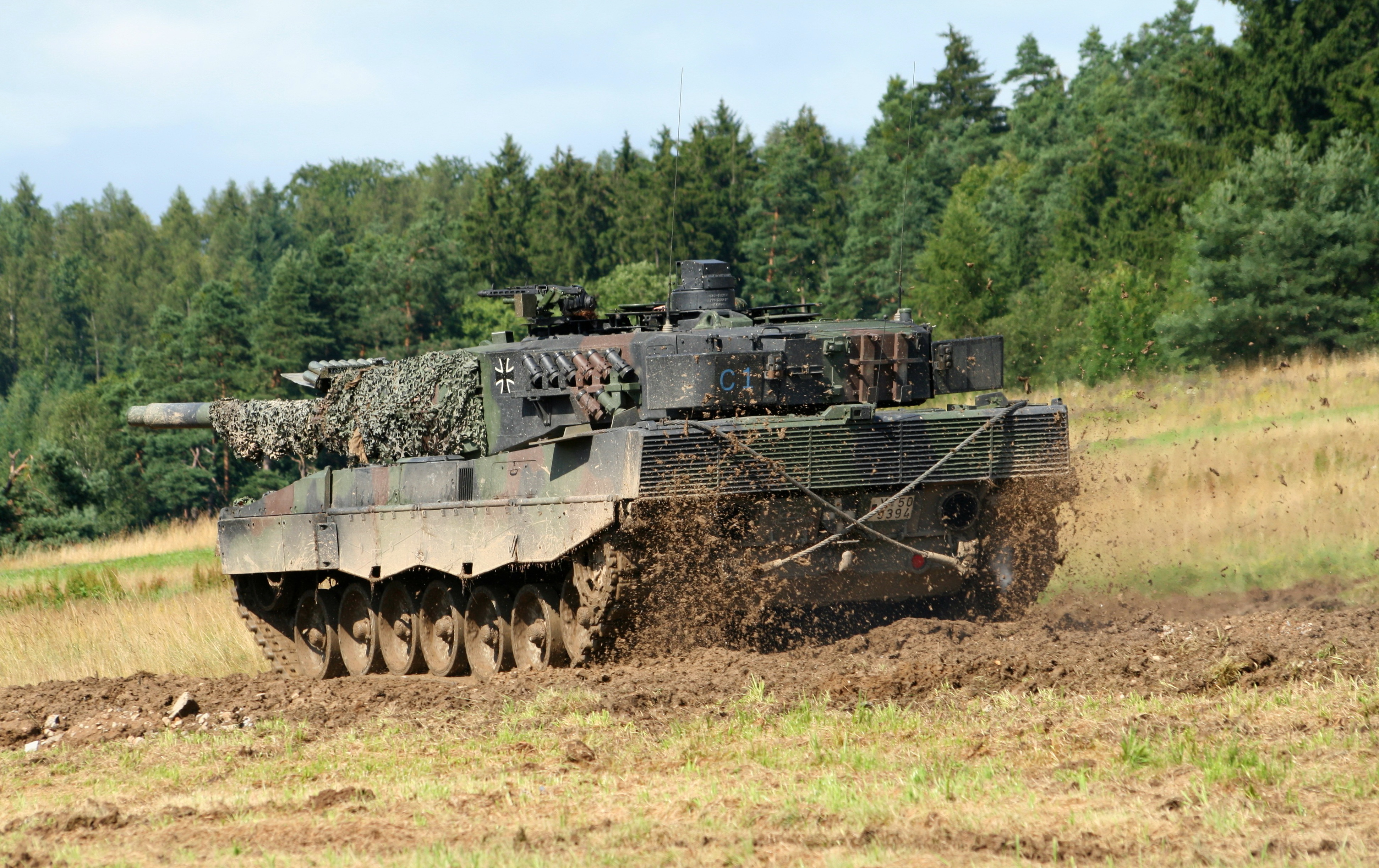 Military Leopard 2 3885x2447