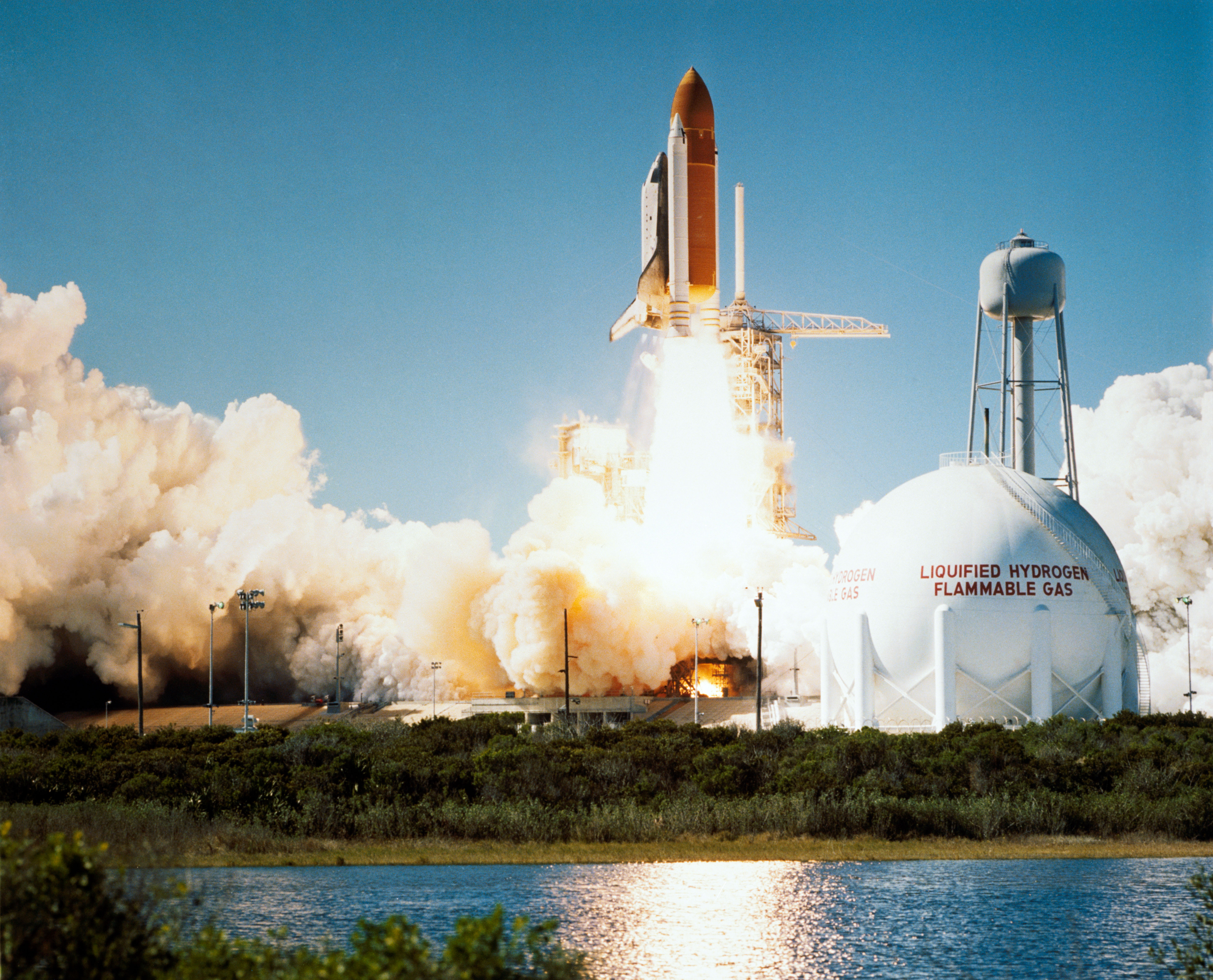 Vehicles Space Shuttle Challenger 5795x4683