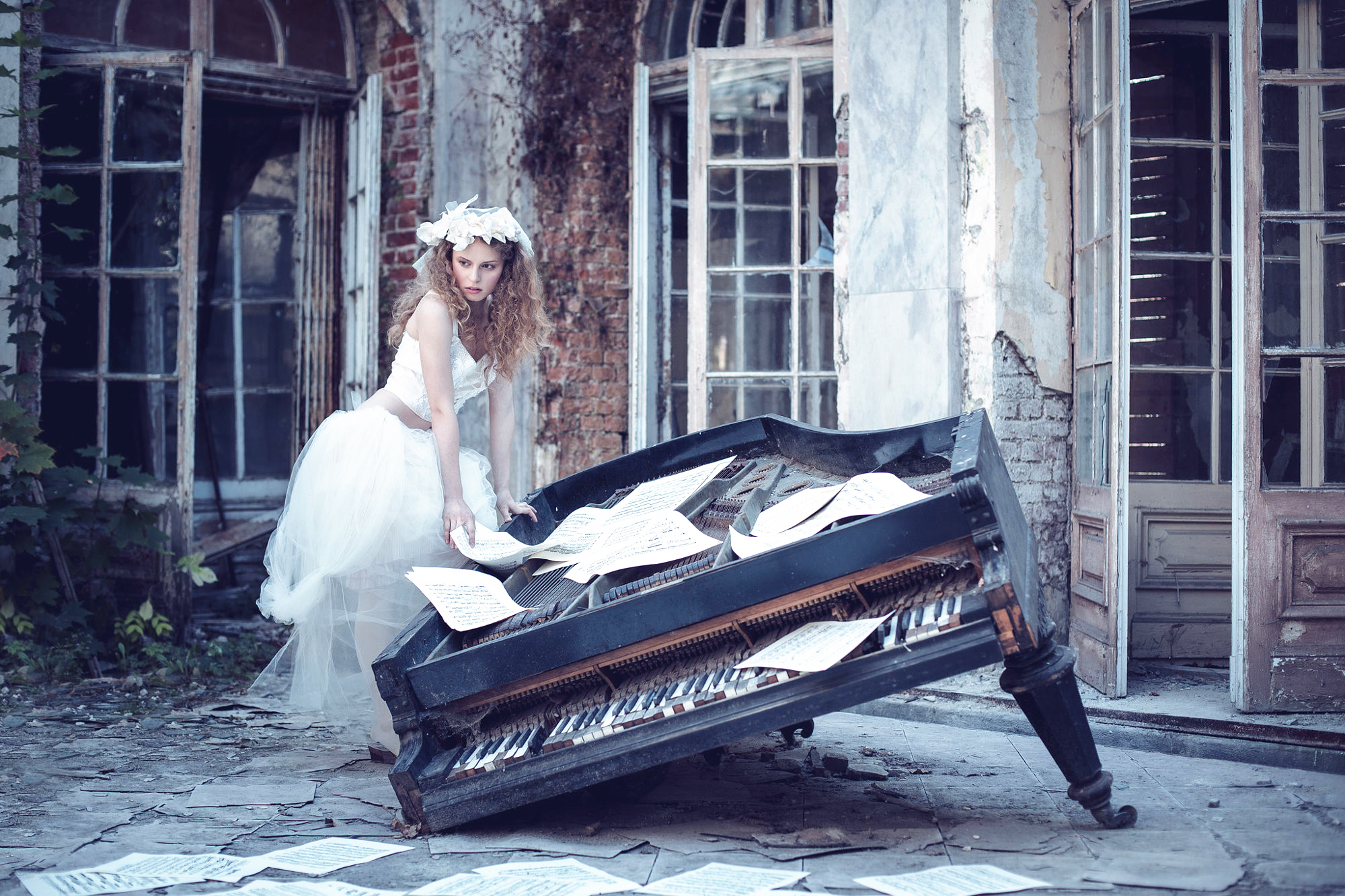 Blonde Bride Model Piano Sheet Music Wedding Dress Woman 2000x1333