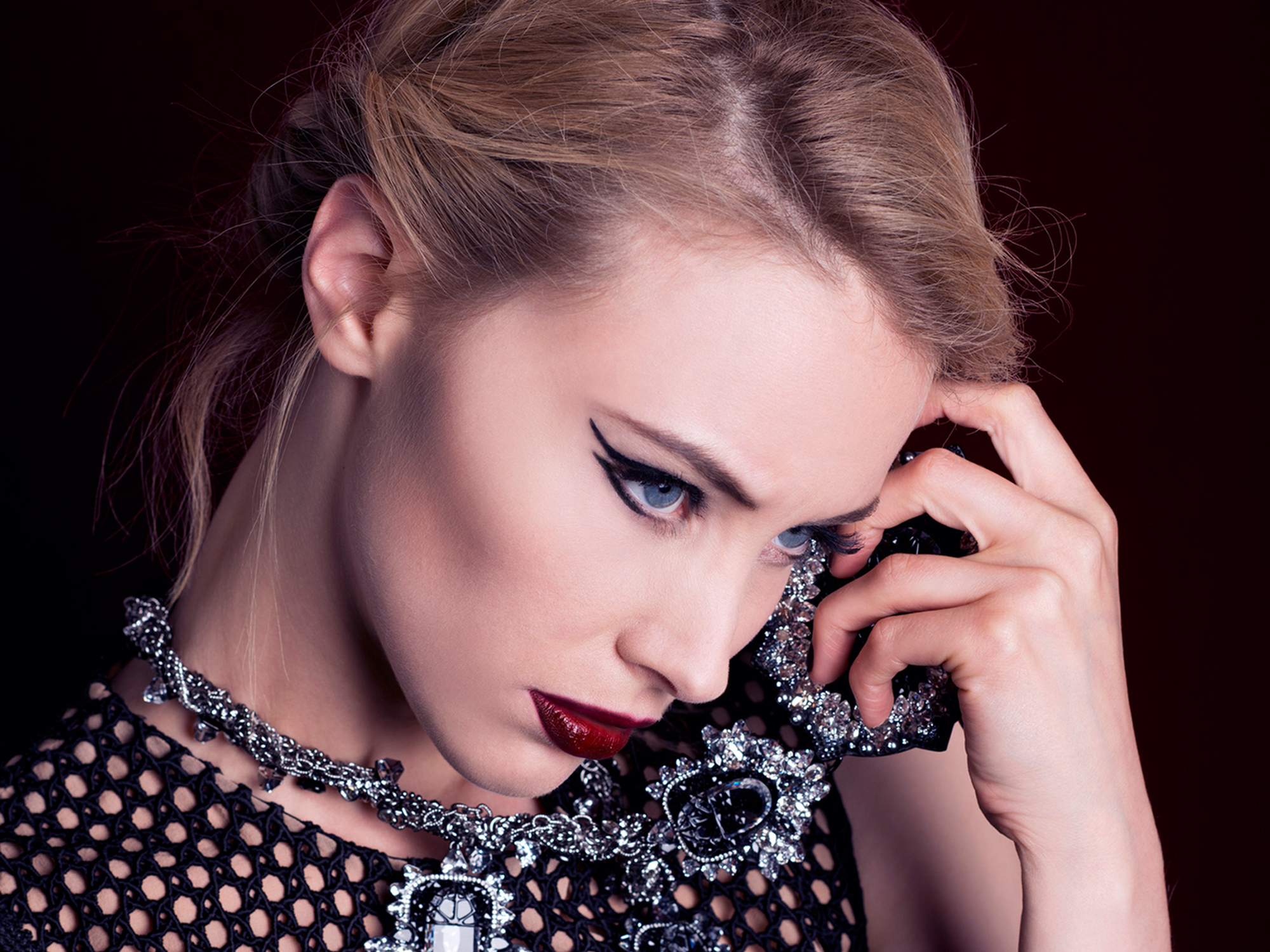 Actress Blonde Blue Eyes Face Lipstick Necklace Sarah Gadon 2000x1500