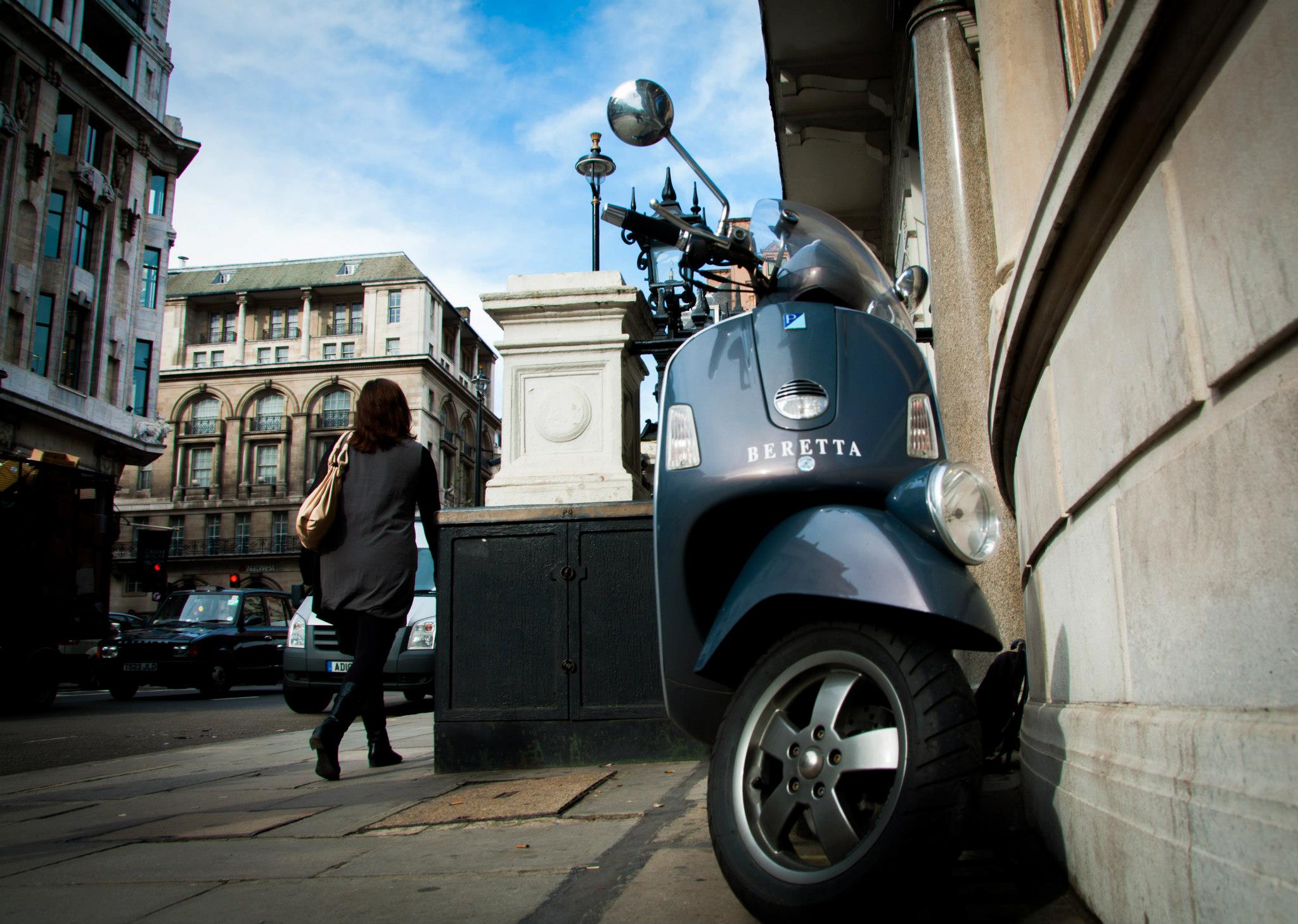 England London Scooter United Kingdom Vehicle Vespa 2048x1458