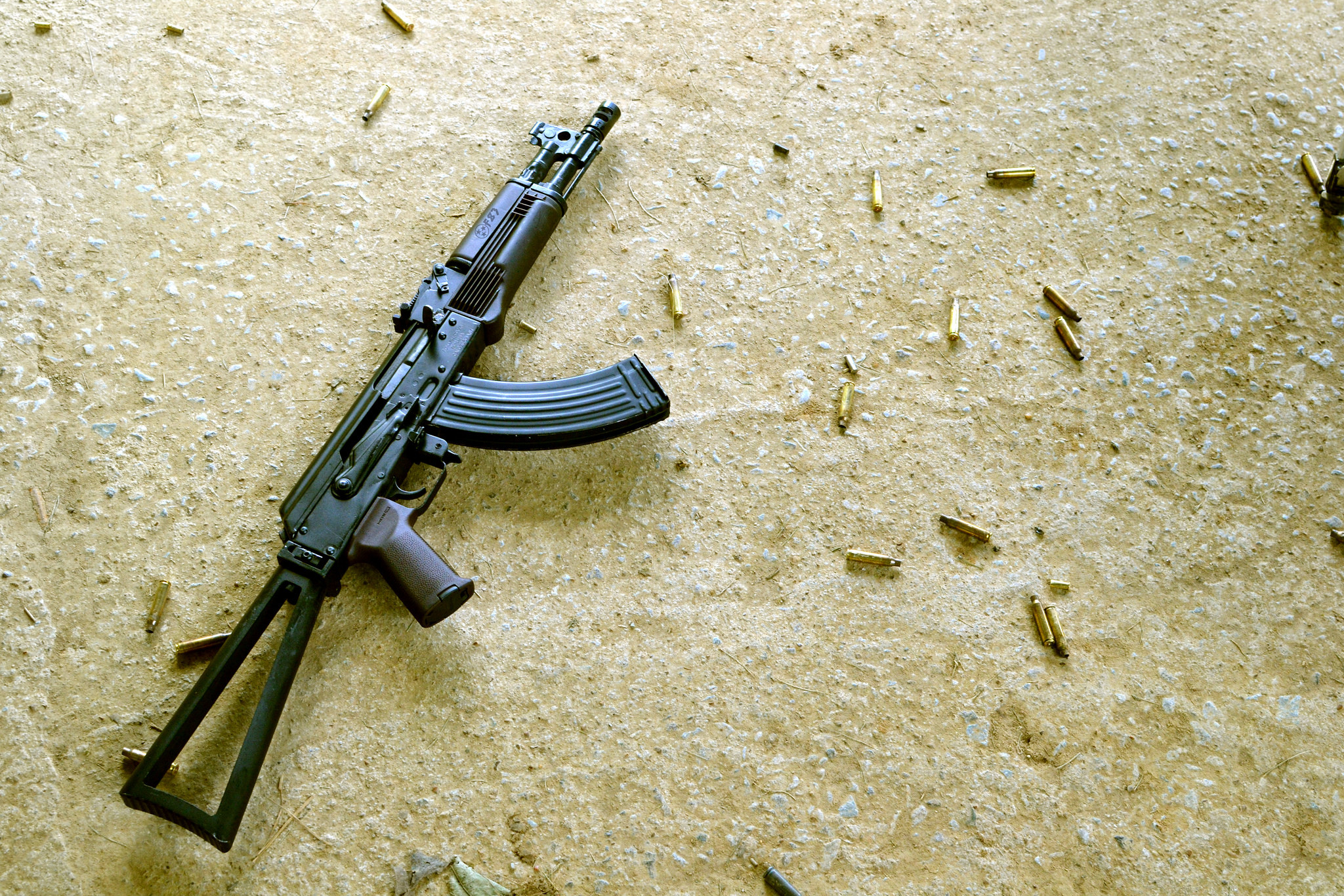 Weapons AK 47 2048x1366