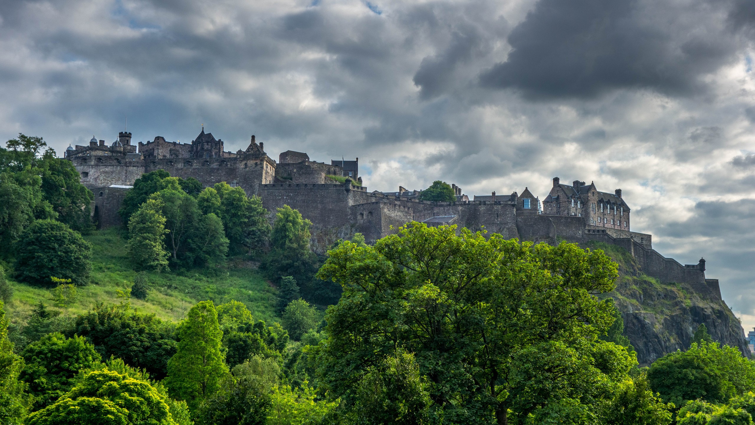 Man Made Edinburgh Castle 2560x1440