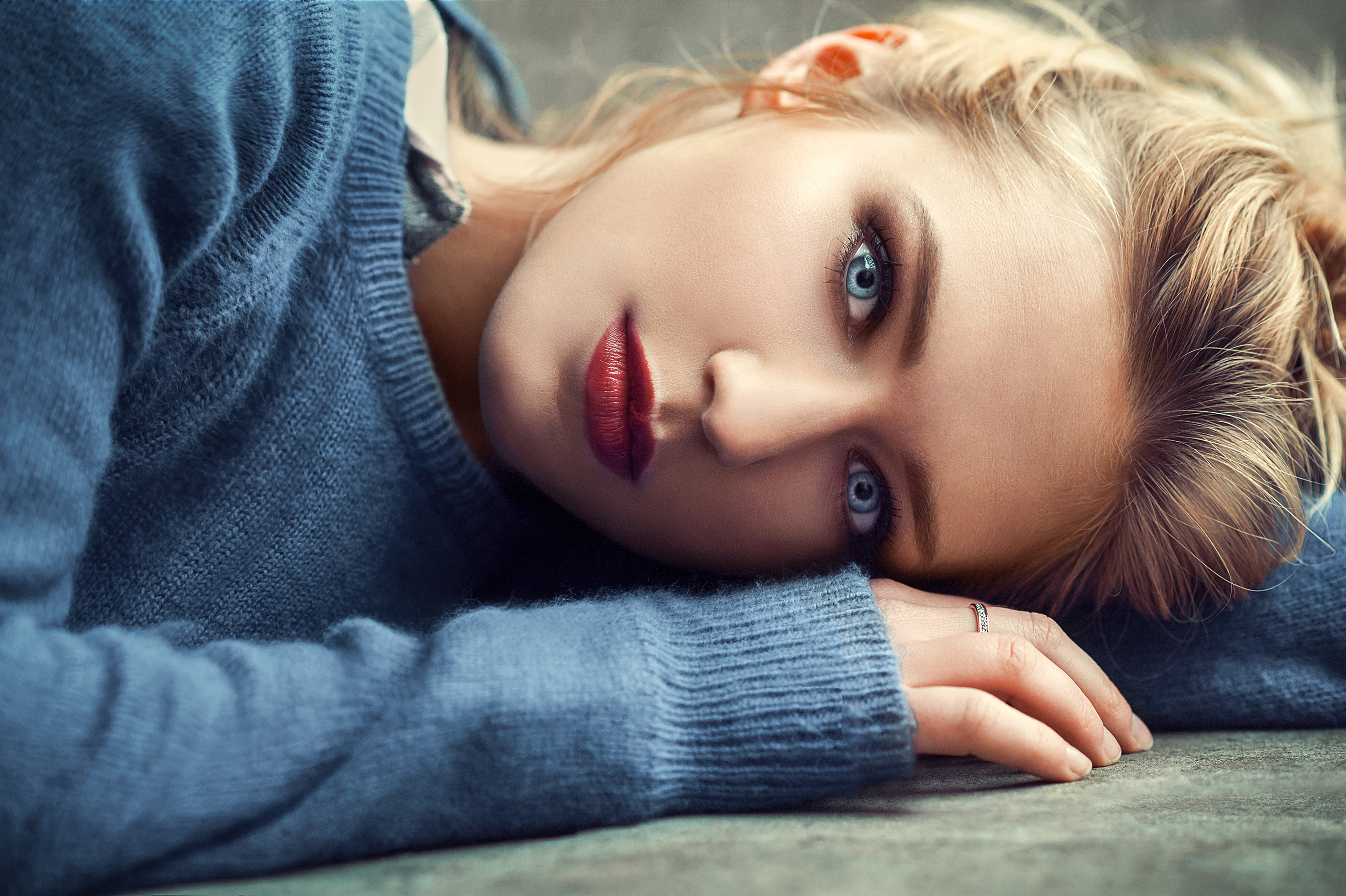 Blue Eyes Eva Mikulski Face Girl Lipstick Model Woman 2560x1704