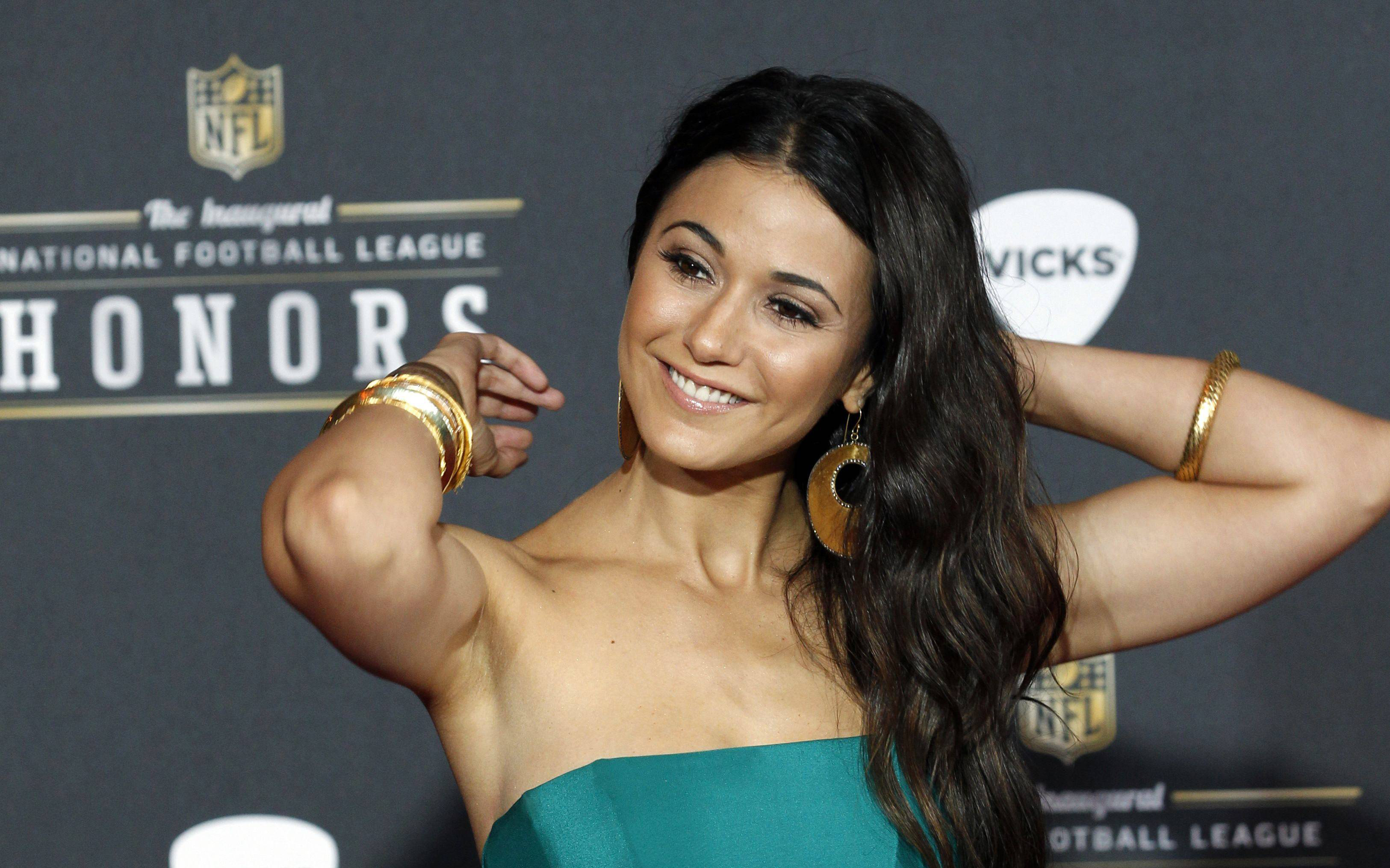 Actress Canadian Emmanuelle Chriqui 3200x2000