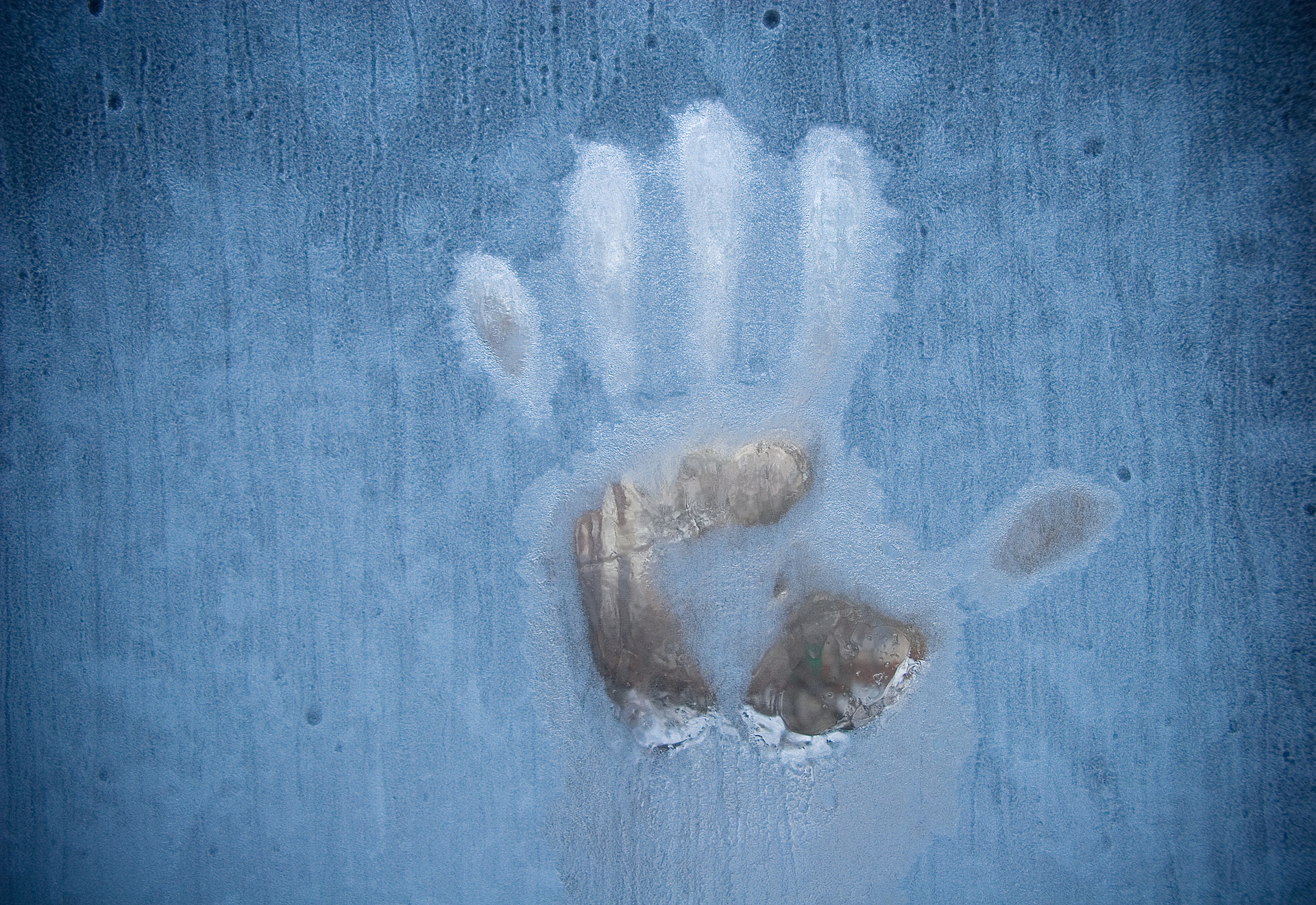 Frozen Handprint Window 1920x1320